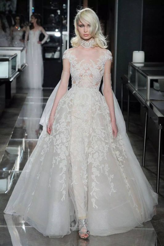 打破传统的“黑与白”婚纱，Reem Acra