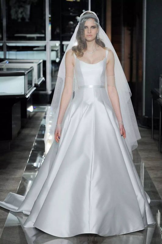 打破传统的“黑与白”婚纱，Reem Acra