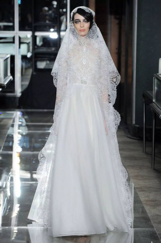打破传统的“黑与白”婚纱，Reem Acra